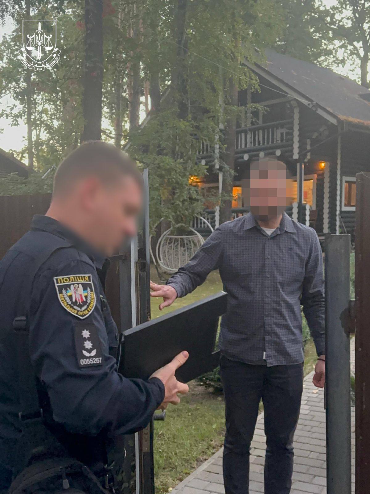 Колишнього дипломата підозрюють у допомозі громадянці рф незаконно отримати паспорт