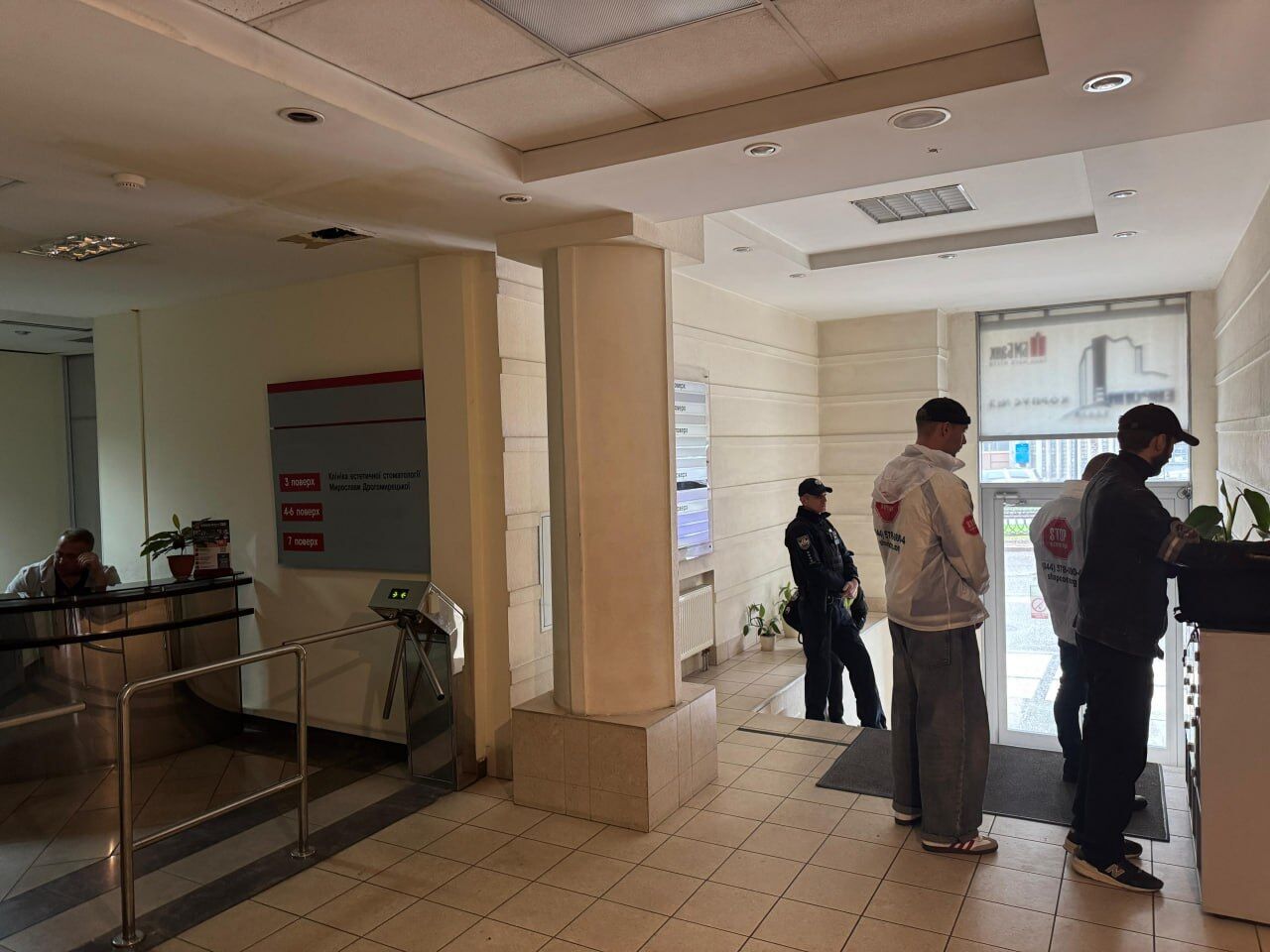  У скандальному псевдоофісі в центрі Києва, де ''задули'' газом поліцію і журналістів, проводяться слідчі дії