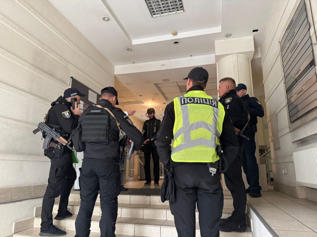  У скандальному псевдоофісі в центрі Києва, де ''задули'' газом поліцію і журналістів, проводяться слідчі дії