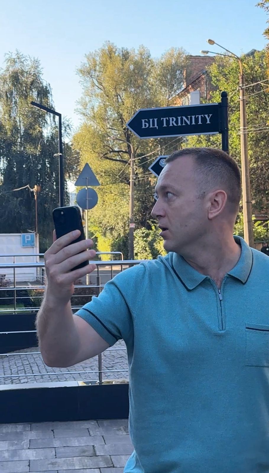 Охоронець знімав журналістів на камеру телефону