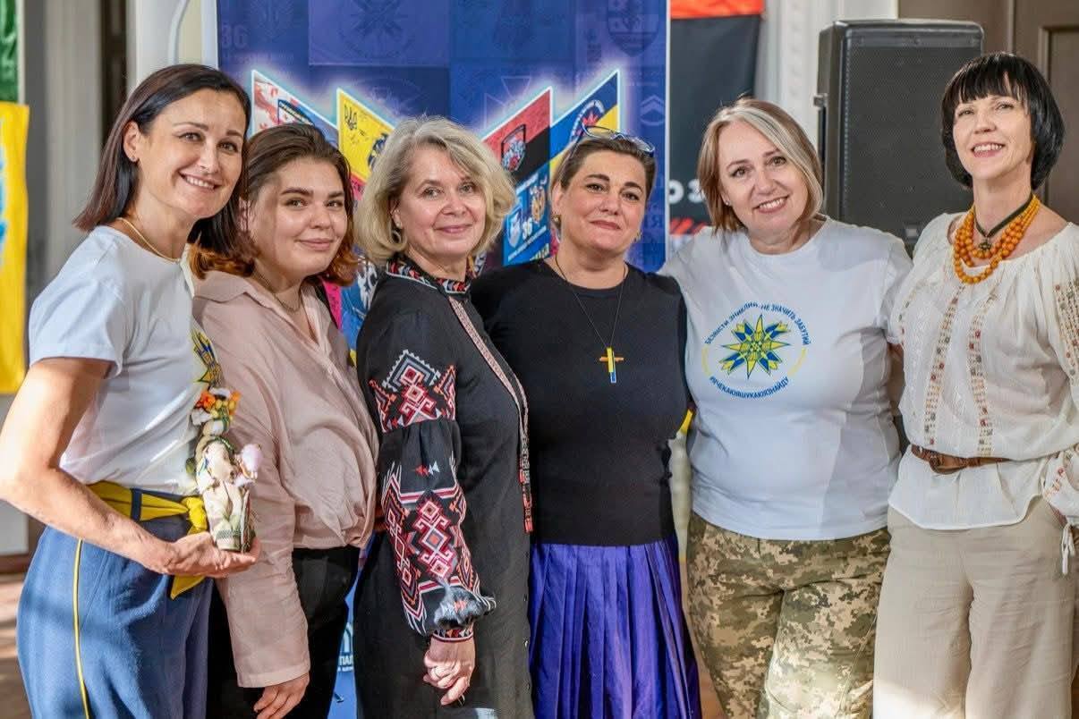 ''Рожденные войной'': в Киеве открыли масштабную выставку боевых флагов, посвященную несгибаемым украинцам