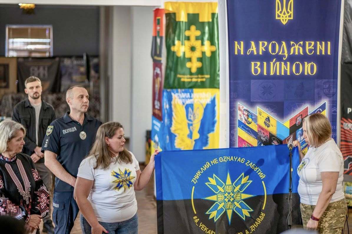 ''Рожденные войной'': в Киеве открыли масштабную выставку боевых флагов, посвященную несгибаемым украинцам