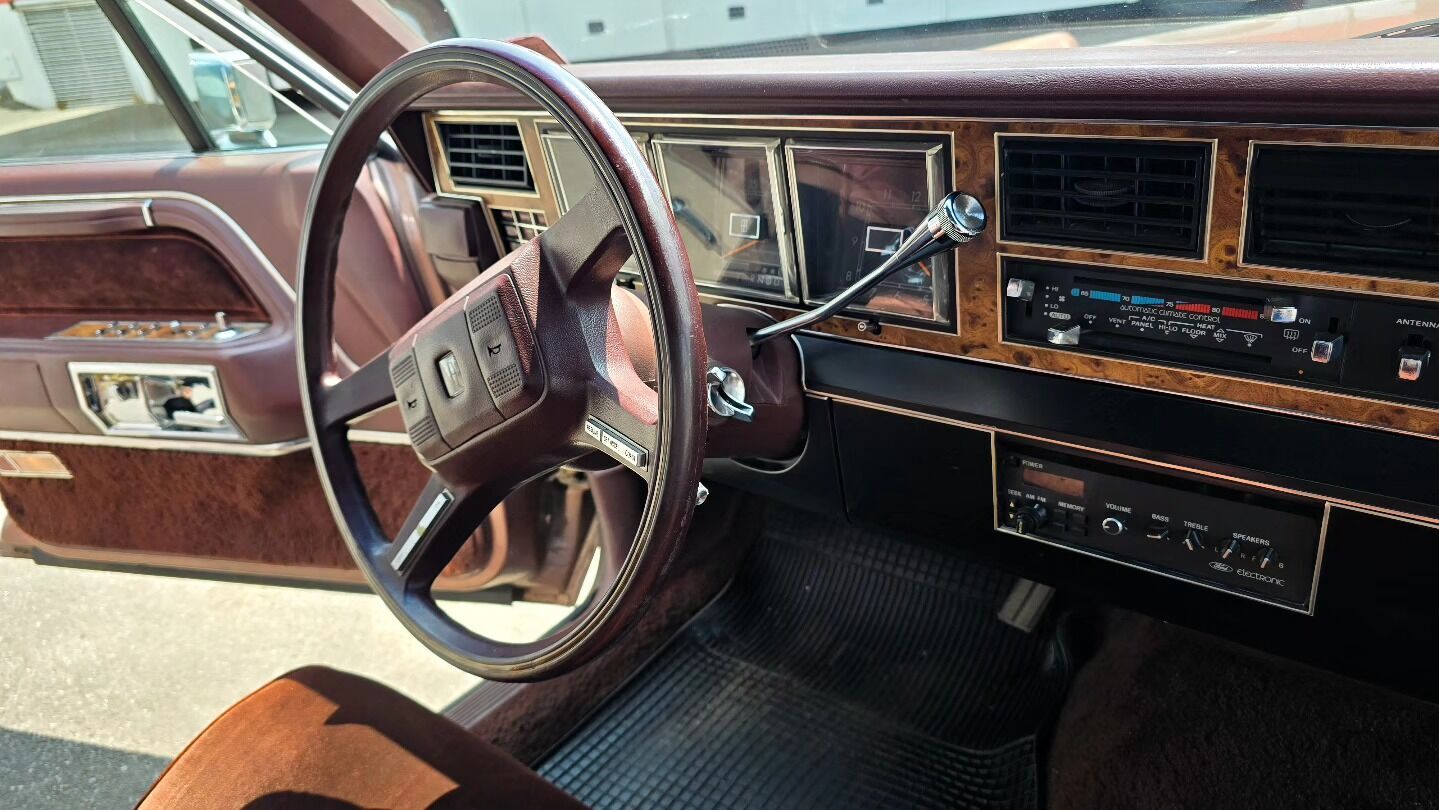 Ретромашини, шпигунські ''Волги'' й автобуси з 80-х: що ховає музей біля Києва