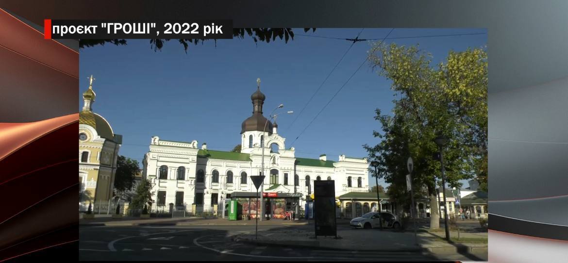 Офіси розміщені в історичному центрі, навпроти Лаври