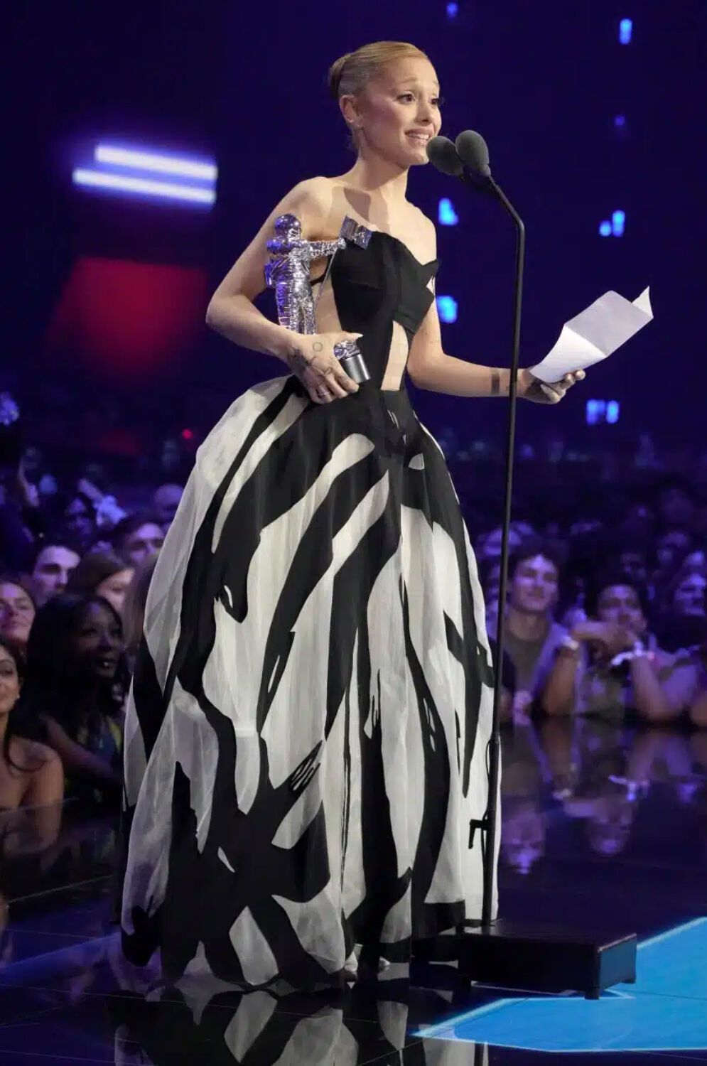 Зухвалі, елегантні та провокаційні: модні образи зірок на MTV VMA 2025