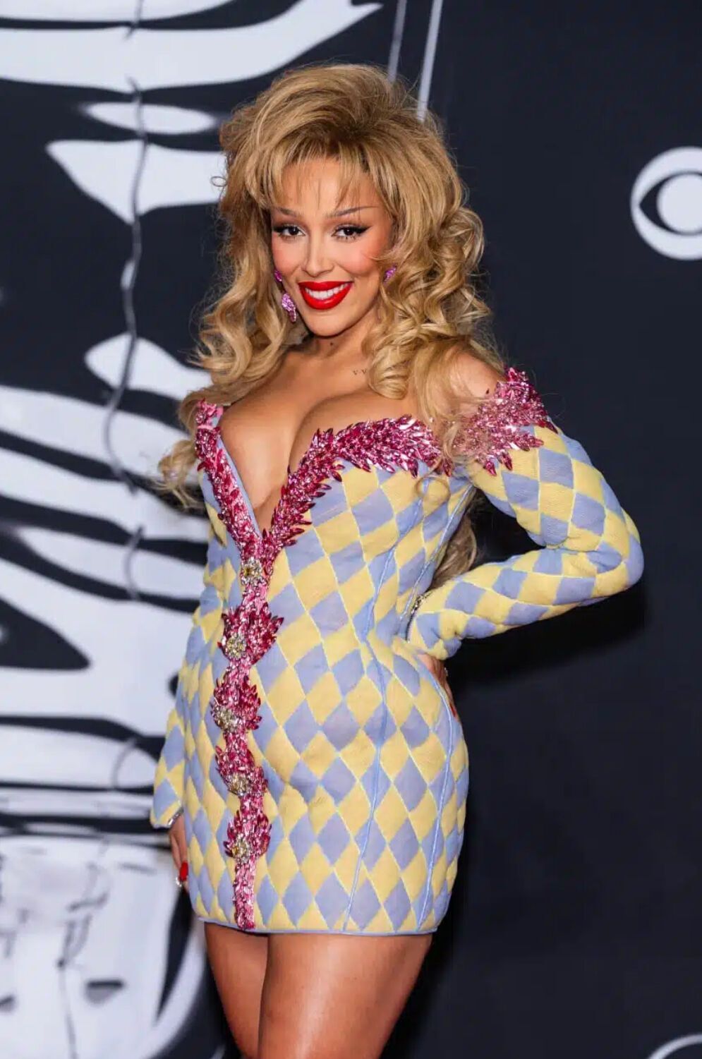 Зухвалі, елегантні та провокаційні: модні образи зірок на MTV VMA 2025