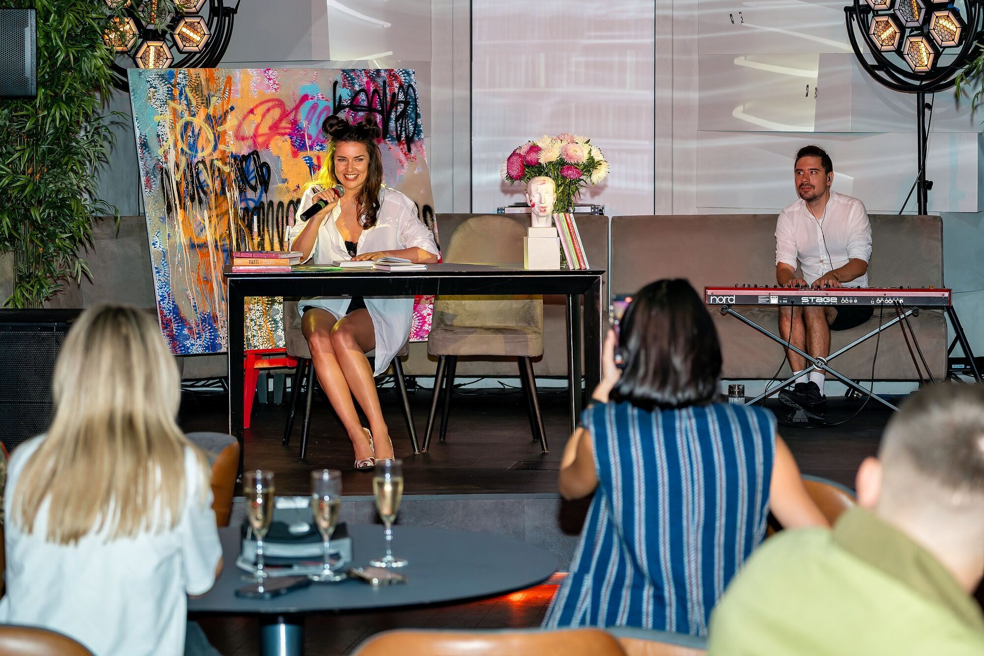 Поэзия для поддержки военных: звезды на благотворительном вечере ''Читай сердцем''