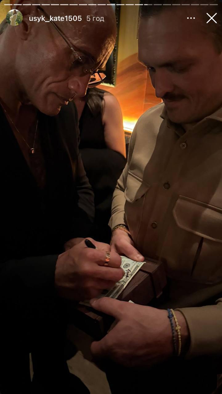 Усик с женой на премьере ''Несокрушимого''