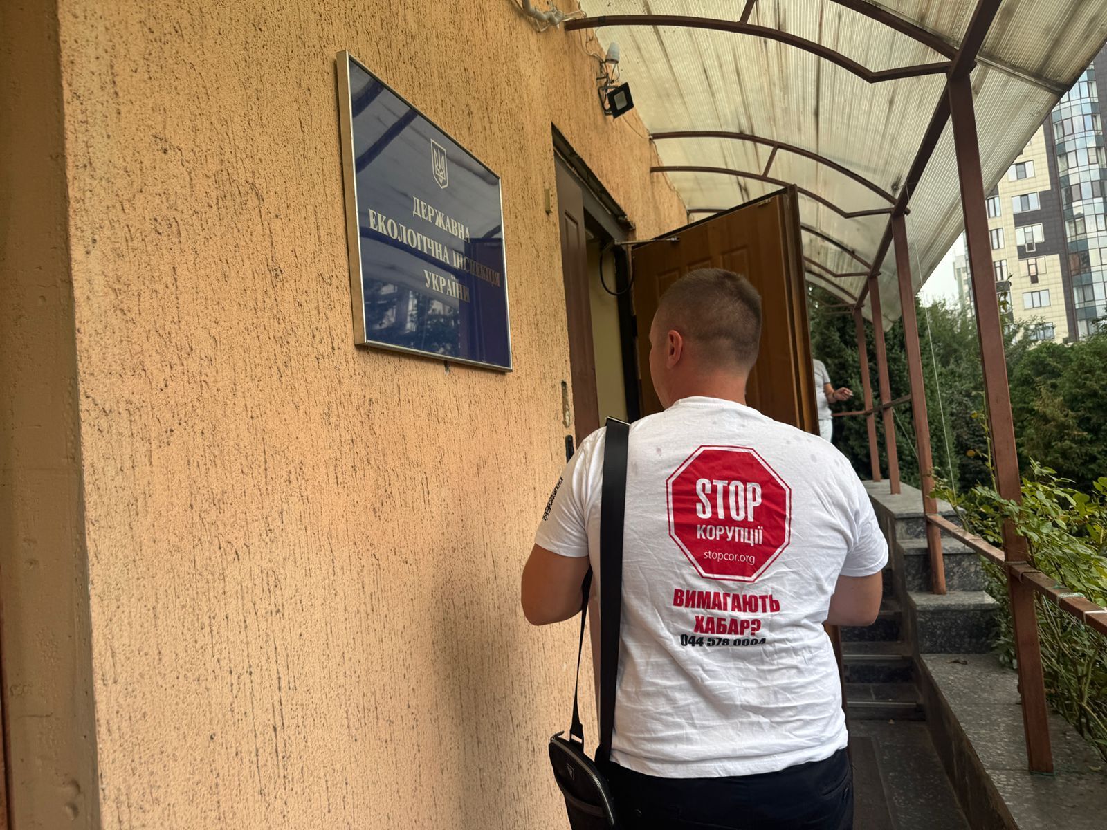 Журналисты лично доставили запросы