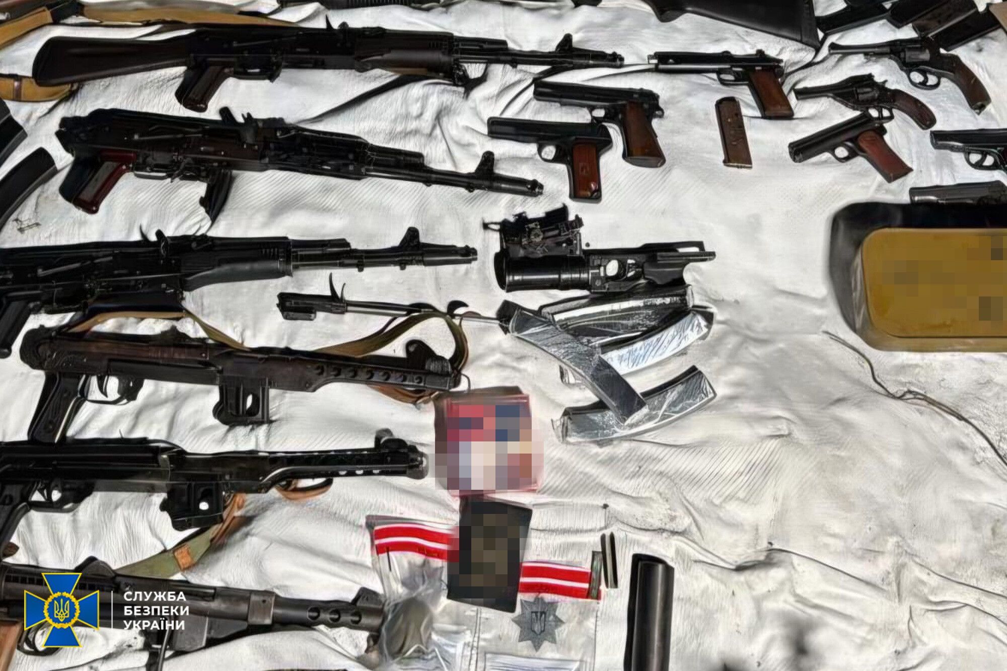 СБУ і Нацполіція викрили схему підпільного продажу ''трофейної'' зброї в Україні