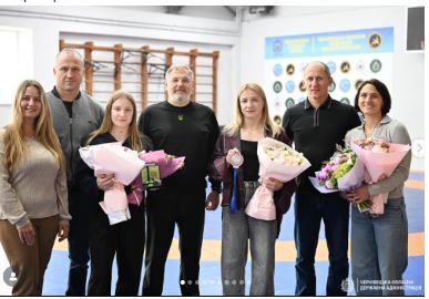 Сергей Галушко слева от Руслана Запаранюка