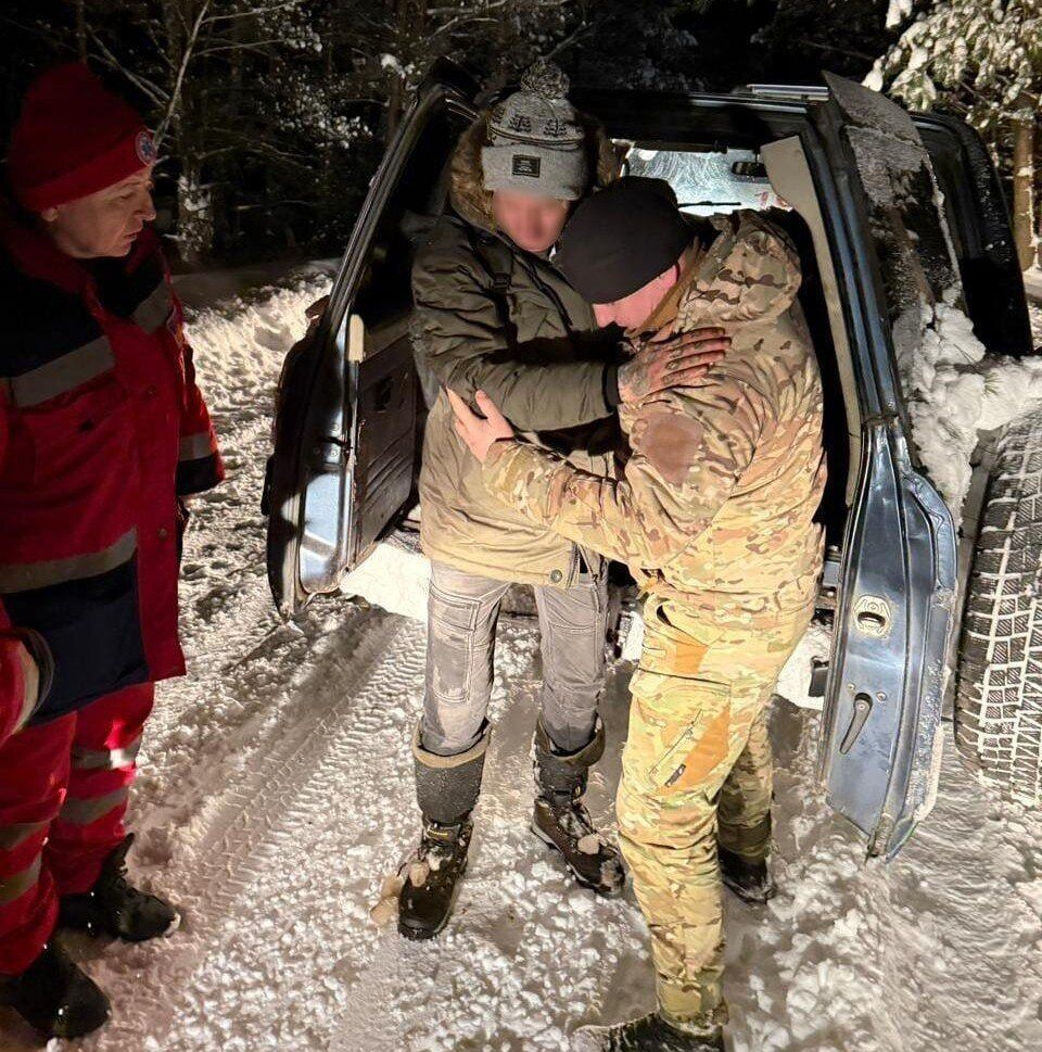 Пограничники спасли двух мужчин, потерявшихся в лесу при -20°