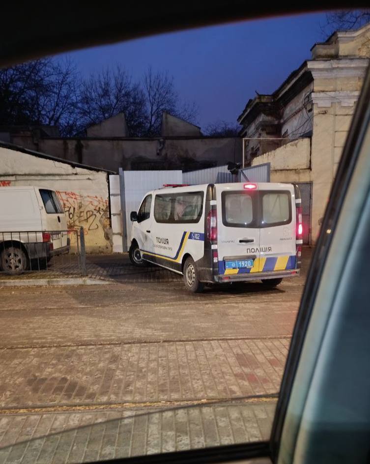Поліцейське авто біля КУ ''Одеський зоопарк''