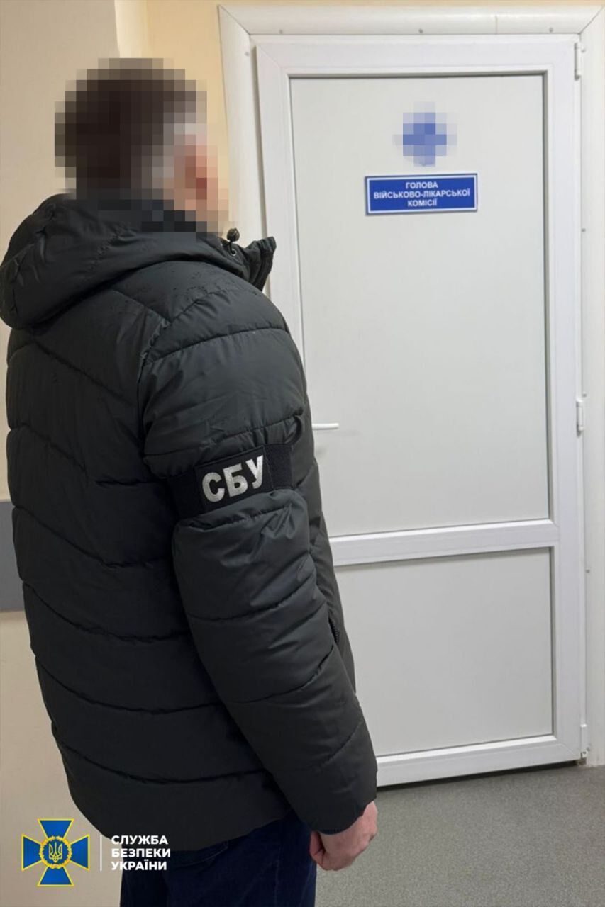 Более 300 тыс. долларов обнаружено у главы районной ВЛК на Днепропетровщине, — СБУ