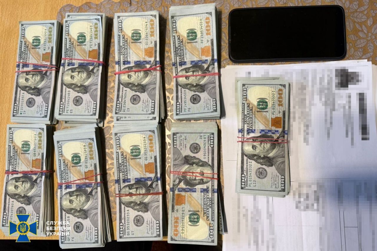 Более 300 тыс. долларов обнаружено у главы районной ВЛК на Днепропетровщине, — СБУ