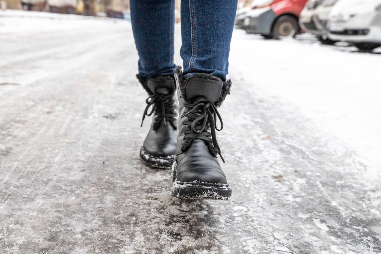 Трагедія біля метро ''Деміївська'': чоловік послизнувся на ожеледиці і загинув