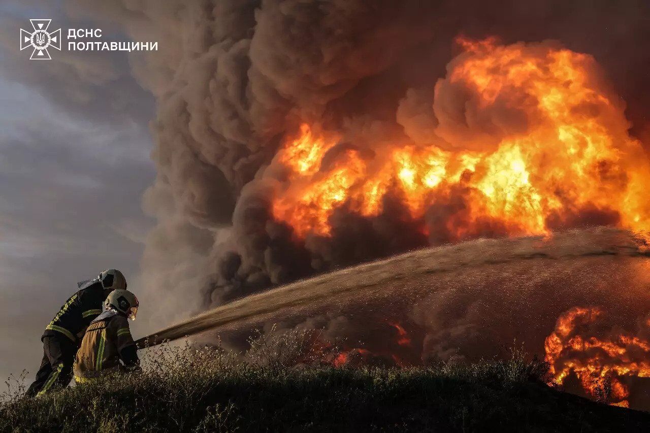 У центрі Києва на Хрещатику горить офісна будівля