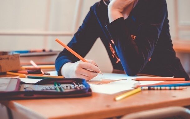 У Франції планують заборонити соцмережі та телефони для дітей до 15 років