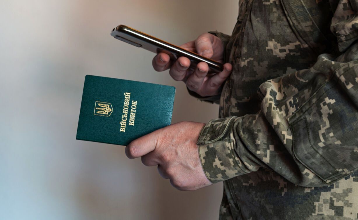 Вдарив поліцейського під час перевірки документів: засудили військового у СЗЧ