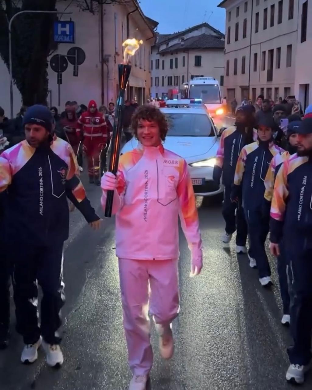 Звезды сериала ''Heated Rivalry'' пронесли олимпийский огонь в Италии