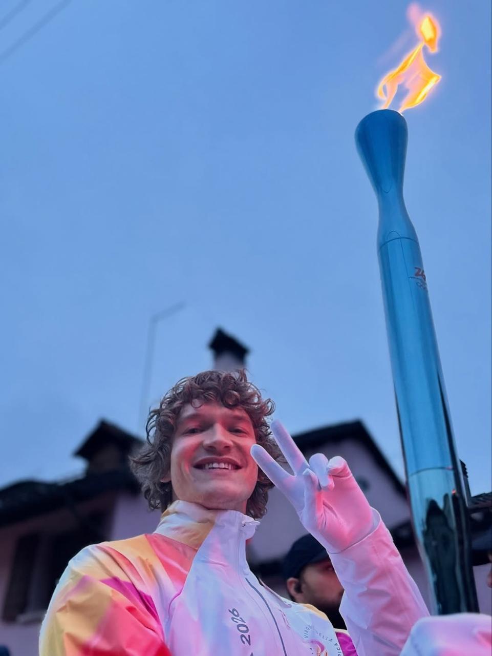 Звезды сериала ''Heated Rivalry'' пронесли олимпийский огонь в Италии