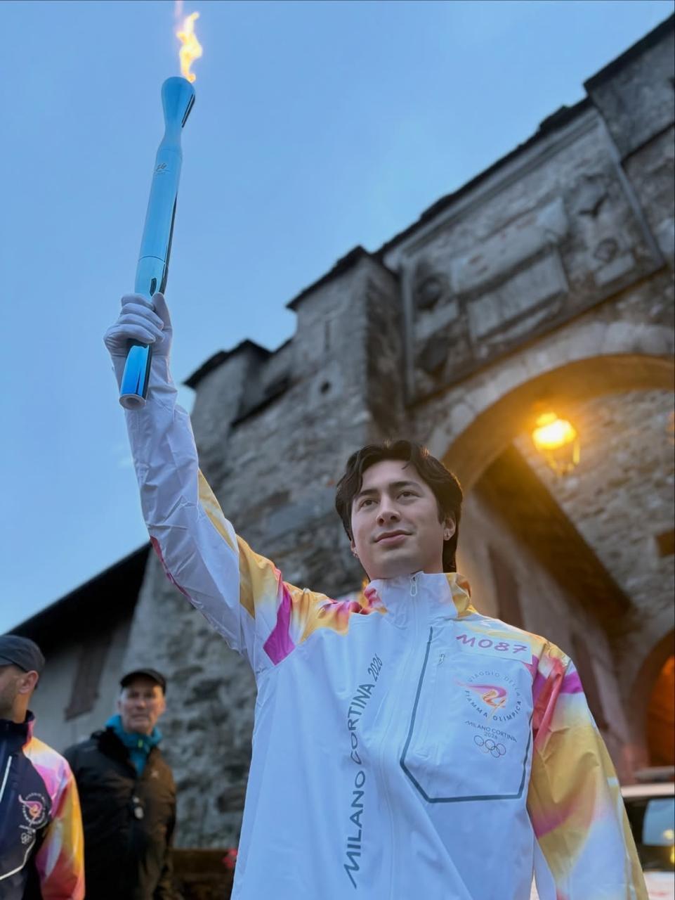 Звезды сериала ''Heated Rivalry'' пронесли олимпийский огонь в Италии