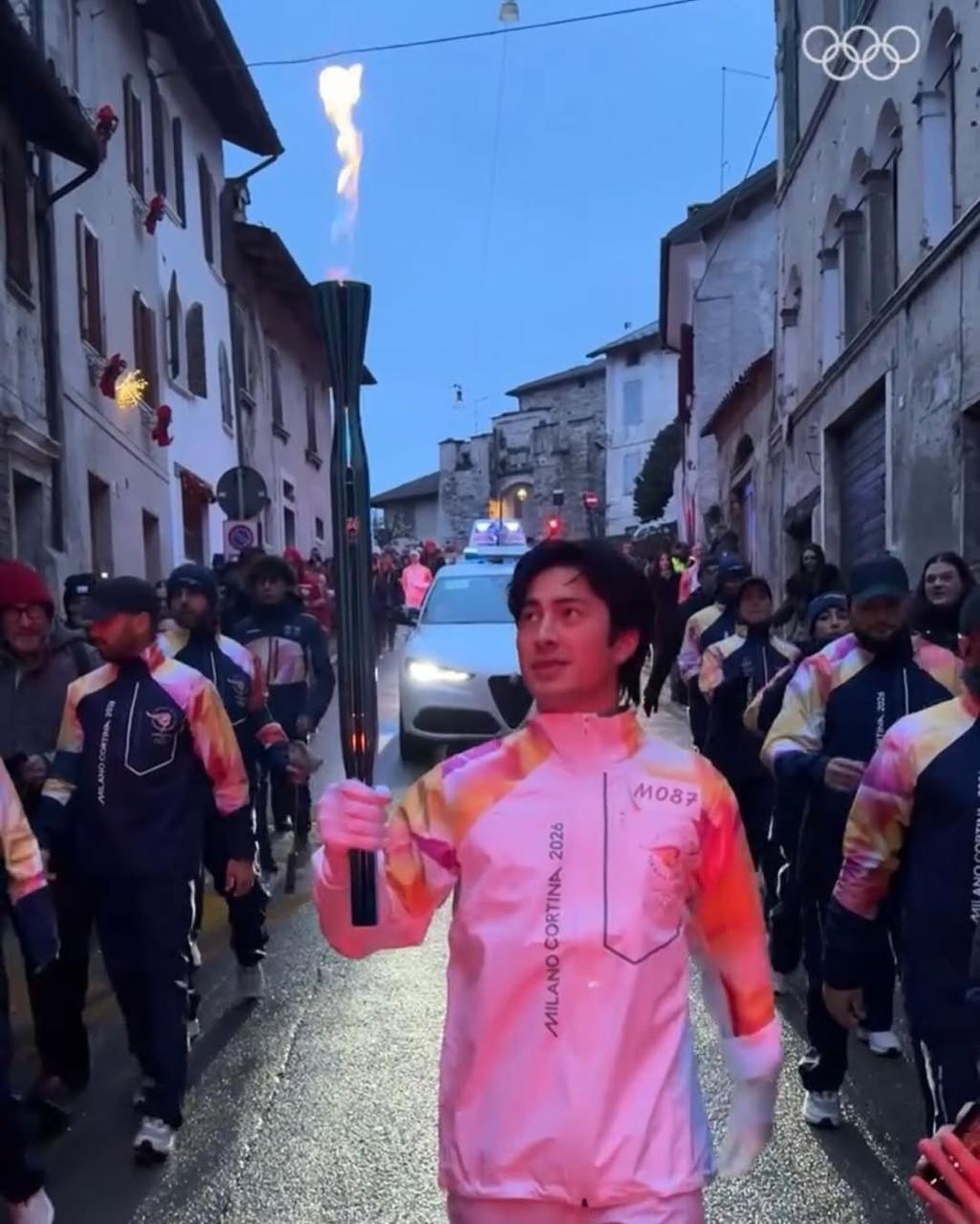 Звезды сериала ''Heated Rivalry'' пронесли олимпийский огонь в Италии