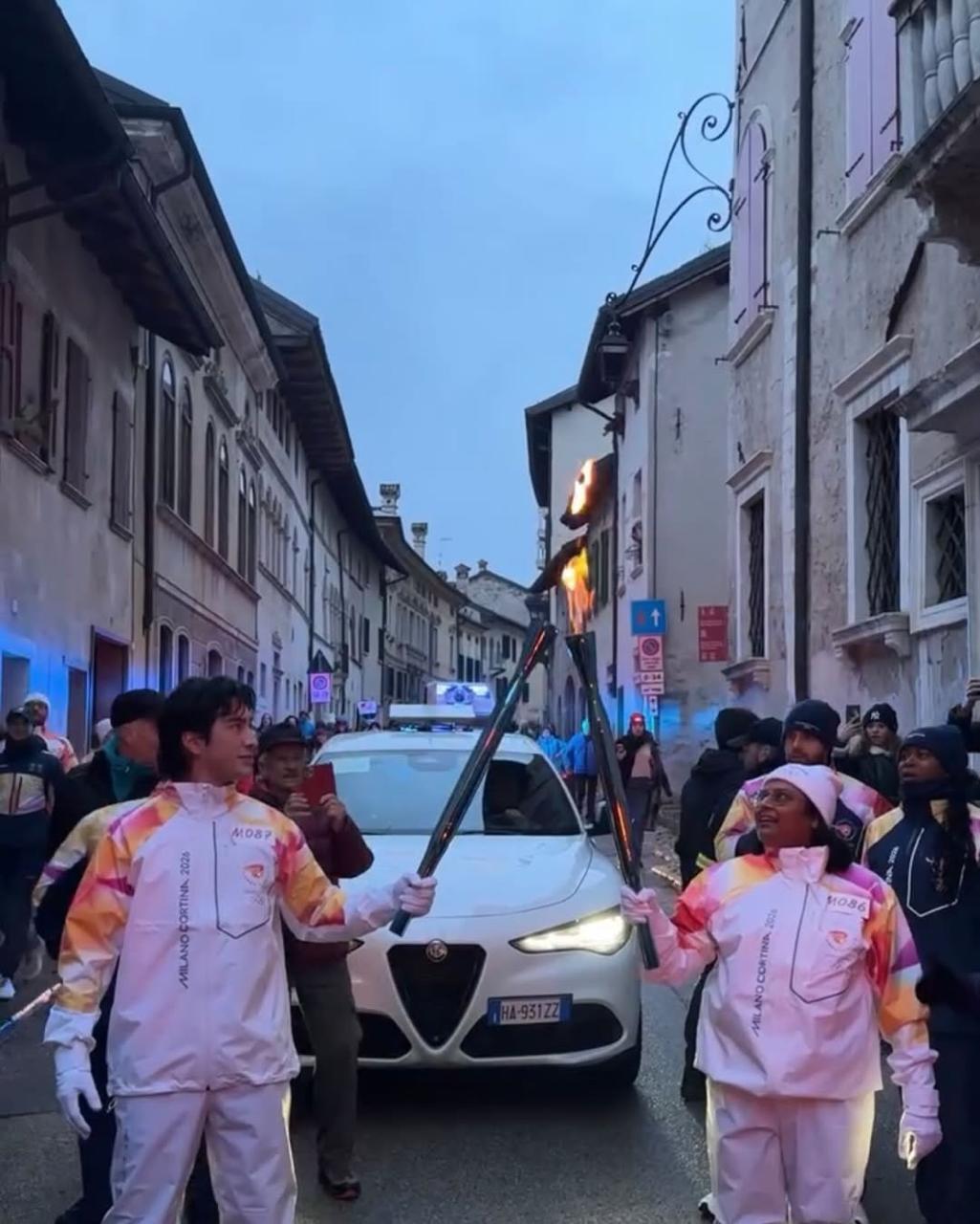 Звезды сериала ''Heated Rivalry'' пронесли олимпийский огонь в Италии