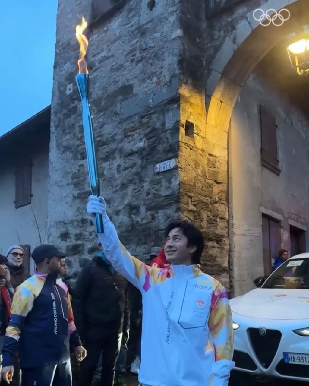 Звезды сериала ''Heated Rivalry'' пронесли олимпийский огонь в Италии