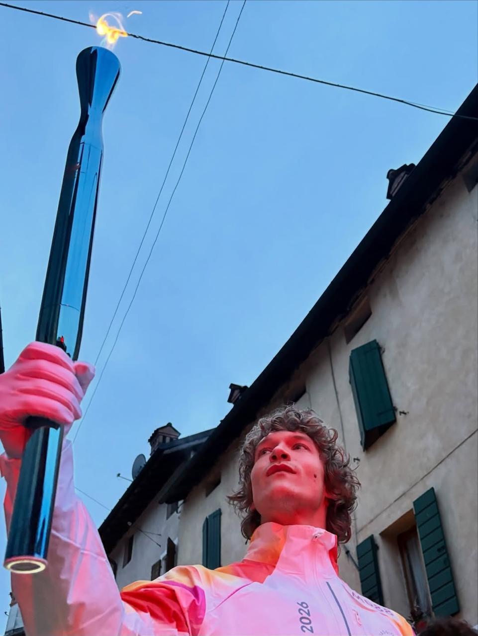 Звезды сериала ''Heated Rivalry'' пронесли олимпийский огонь в Италии