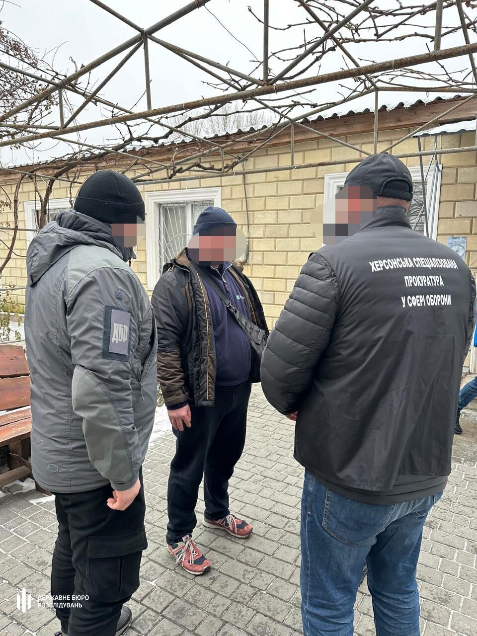 Посадовець КЕВ з Херсона переплатив за дрова для ЗСУ понад 600 тис. грн