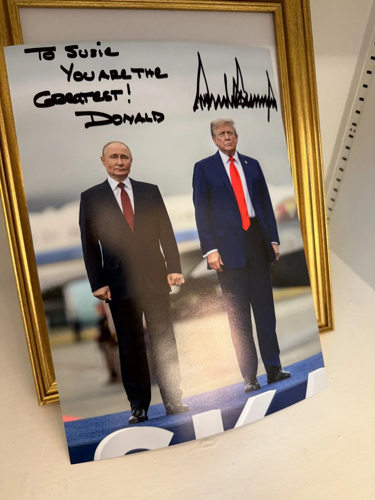 Трамп повісив фото з путіним у Білому домі: вище за фото онучки