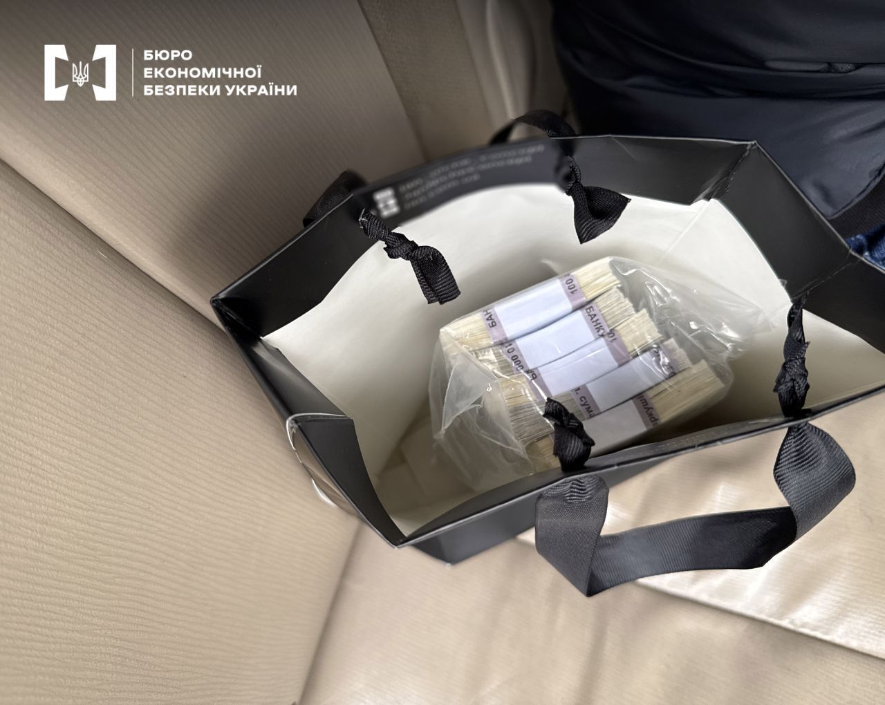 БЕБ та поліція викрили схему збуту підроблених 100-доларових купюр у Києві