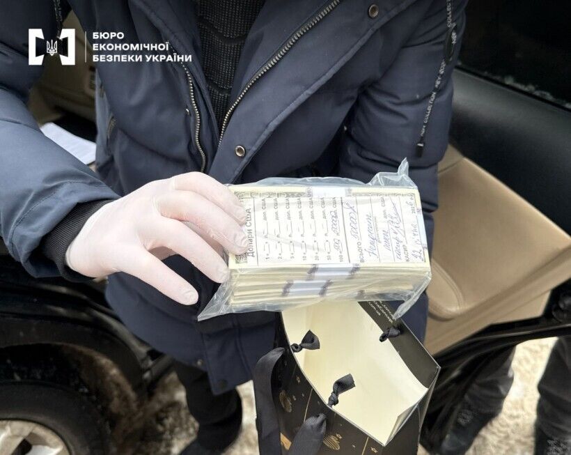 БЕБ та поліція викрили схему збуту підроблених 100-доларових купюр у Києві