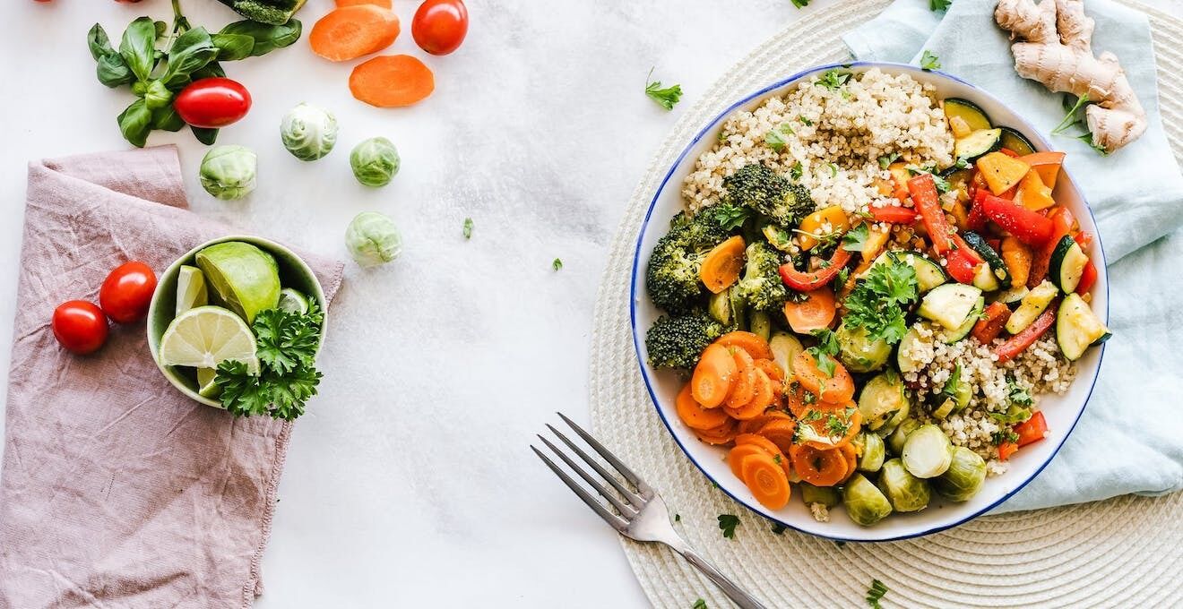 Їжа, що допомагає заснути: чим годувати організм для якісного сну