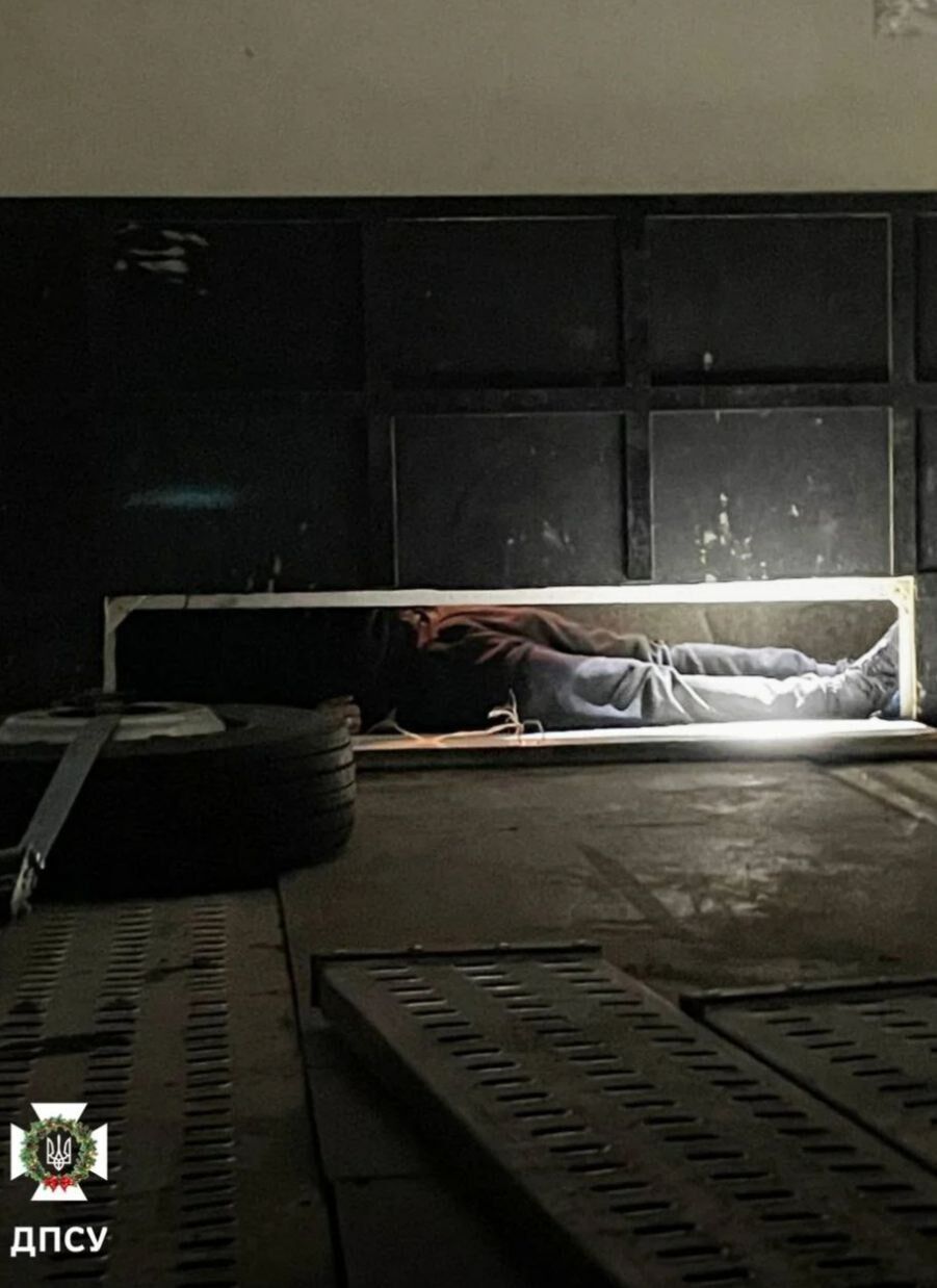 Волынь: водитель задержан за попытку незаконной перевозки мужчины в Польшу из-за тайника в грузовике