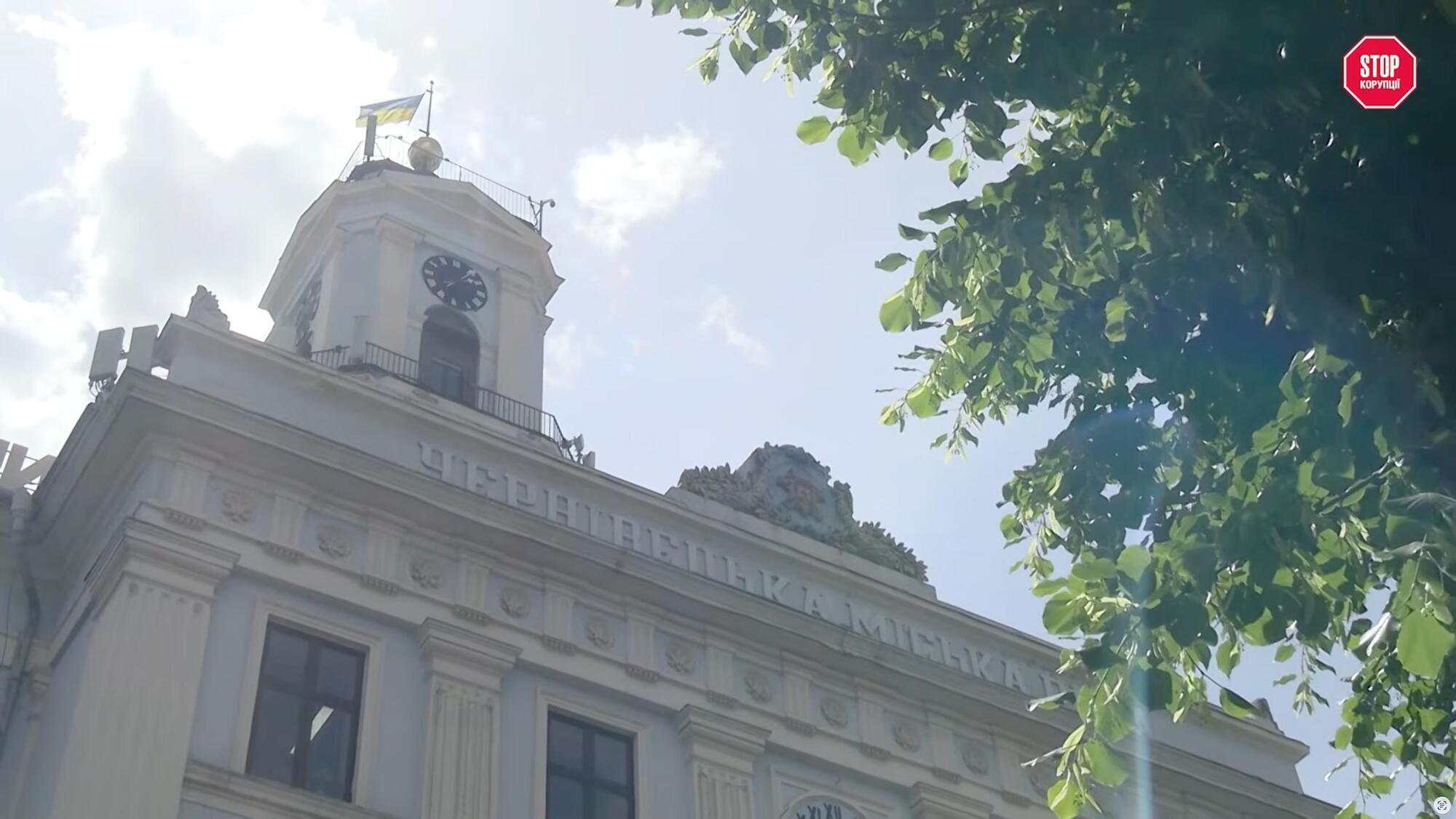 Чернівецька міська рада, яка разом з Управлінням комунальної власності веде судову боротьбу за приміщення на вулиці Бандери, 5