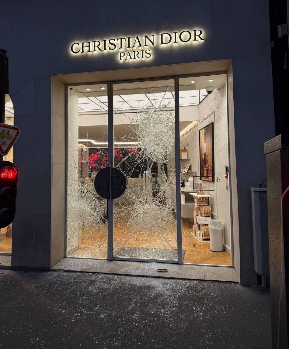 Во Франции разграбили бутики Céline, Dior и Louis Vuitton во время массовых протестов