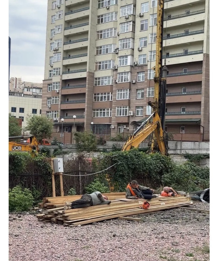 Cracks, Dust and Sleepless Nights for Kyiv Residents: Who Is Behind the Biography Residential Complex on Mokra Street, and Is the Construction Legal?