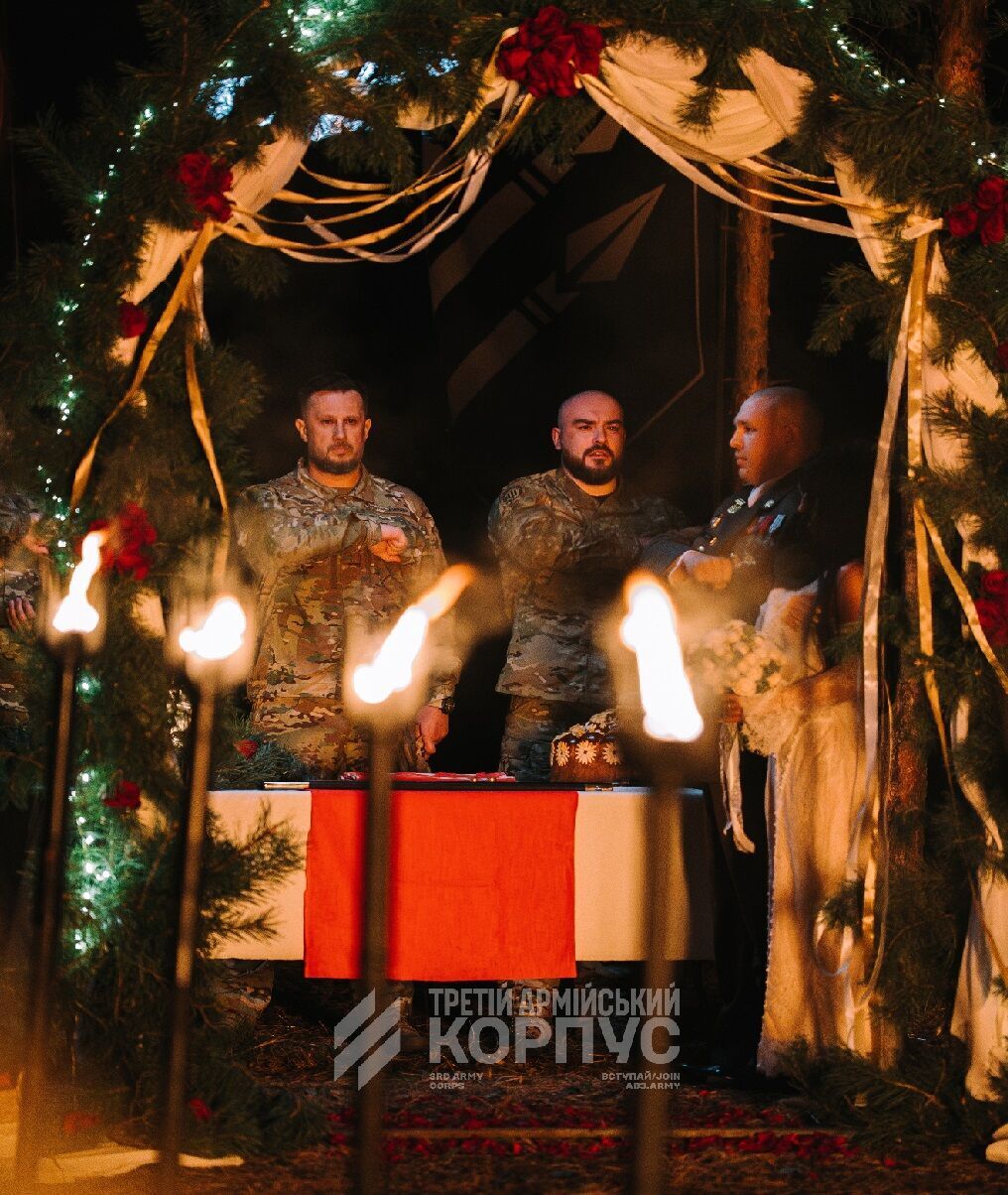 Андрей Белецкий провел свадебный обряд для командира бригады ''Эдельвейс'': молодожены скрепили судьбы на мечи
