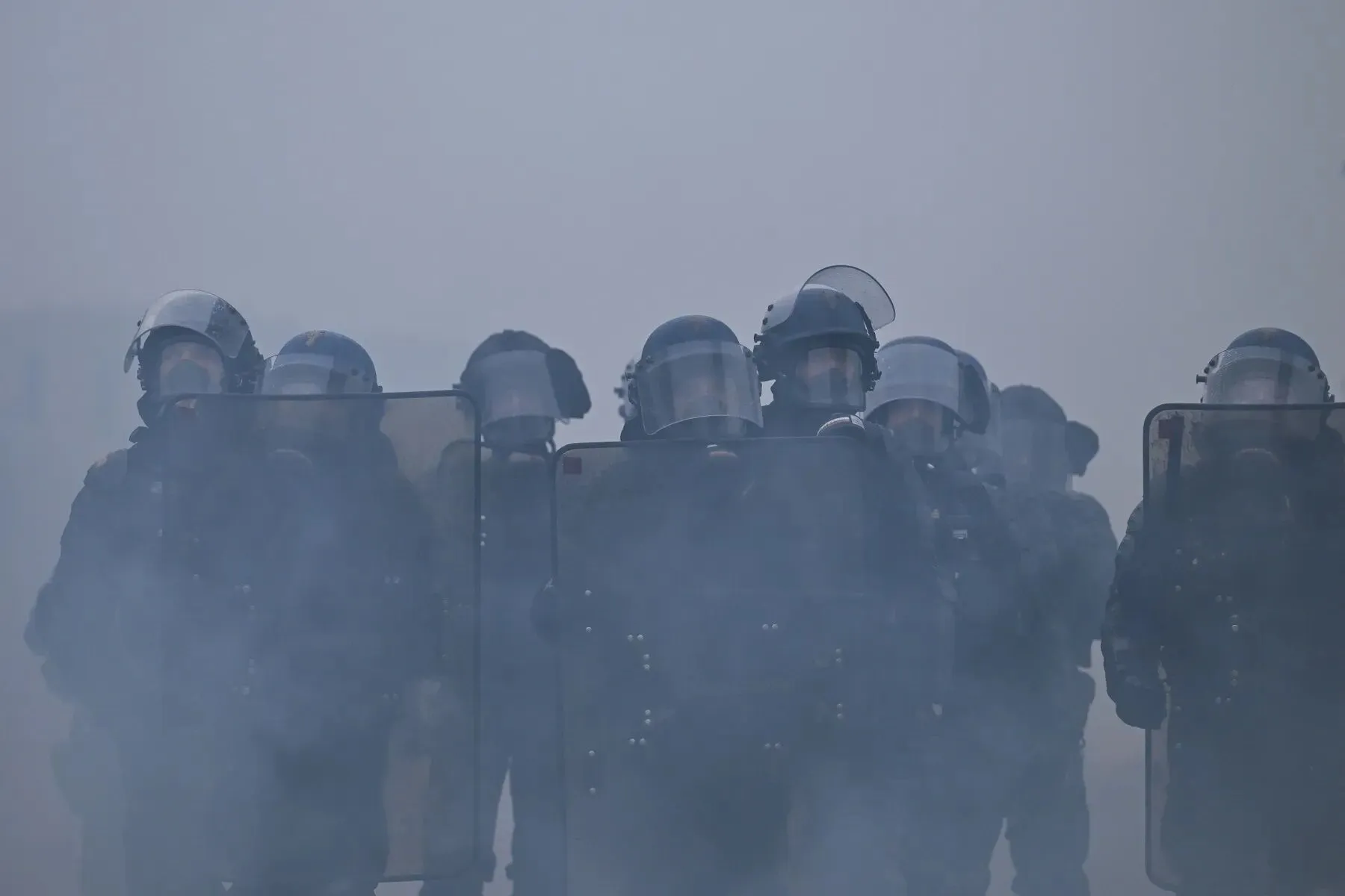 Погромы магазинов, разбитый автобус и водометы: протесты охватили города Европы и переросли в стычки