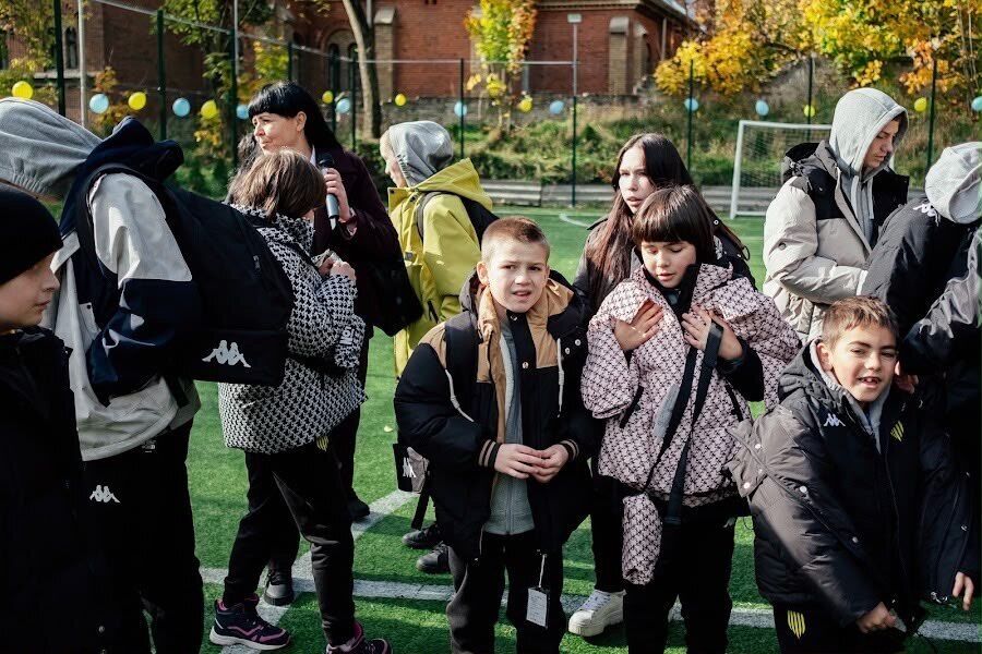 Новое поле, экипировка и тренировки: Григорий Козловский поддержал детей центра ''Мрия''