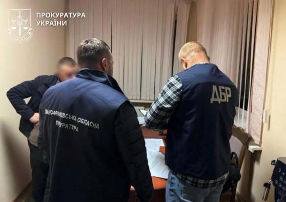 Лес ''налево'' за наличные: в Прикарпатье разоблачили чиновников ГП ''Леса Украины''