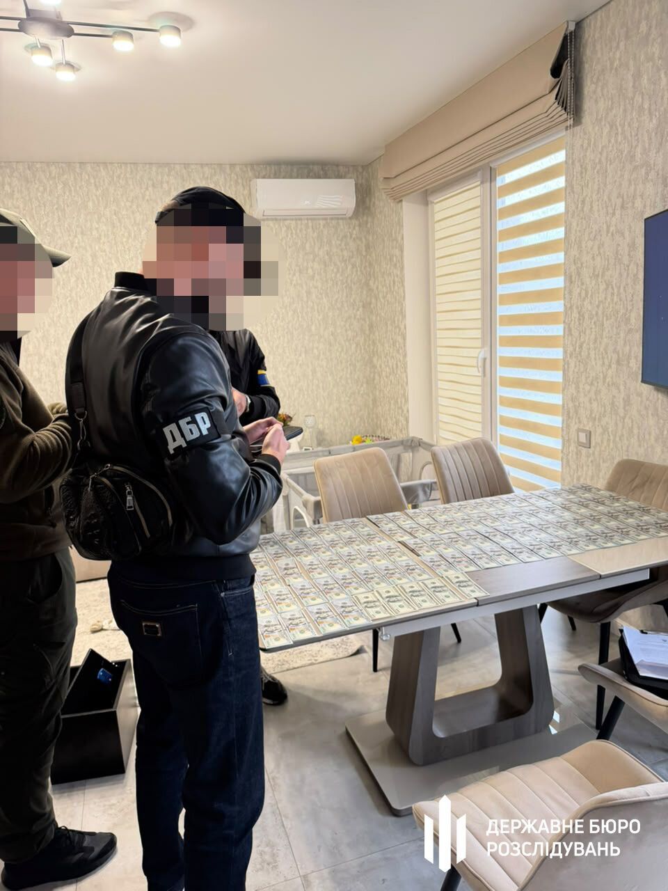 прикордонник продавав ''пакети'' виїзду за кордон
