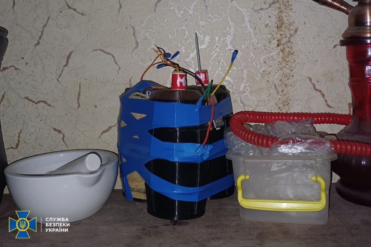 Близько 10 кг вибухівки та боєприпаси: у Києві затримали адміністратора екстремістського Telegram-каналу