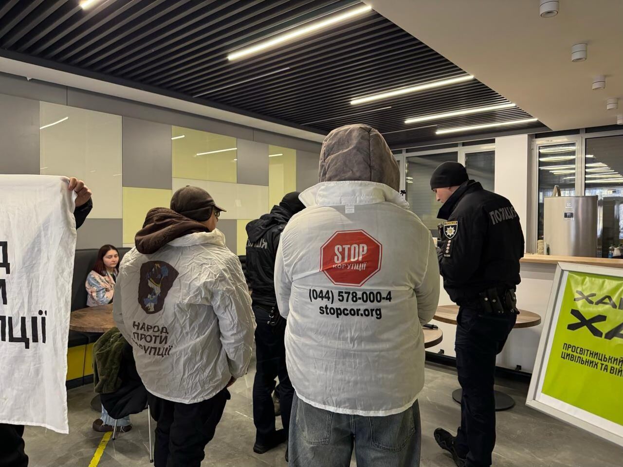 Аферисти під дахом ''Укрпрофоздоровниці''? У будівлі установи викрили шахрайський кол-центр на три поверхи