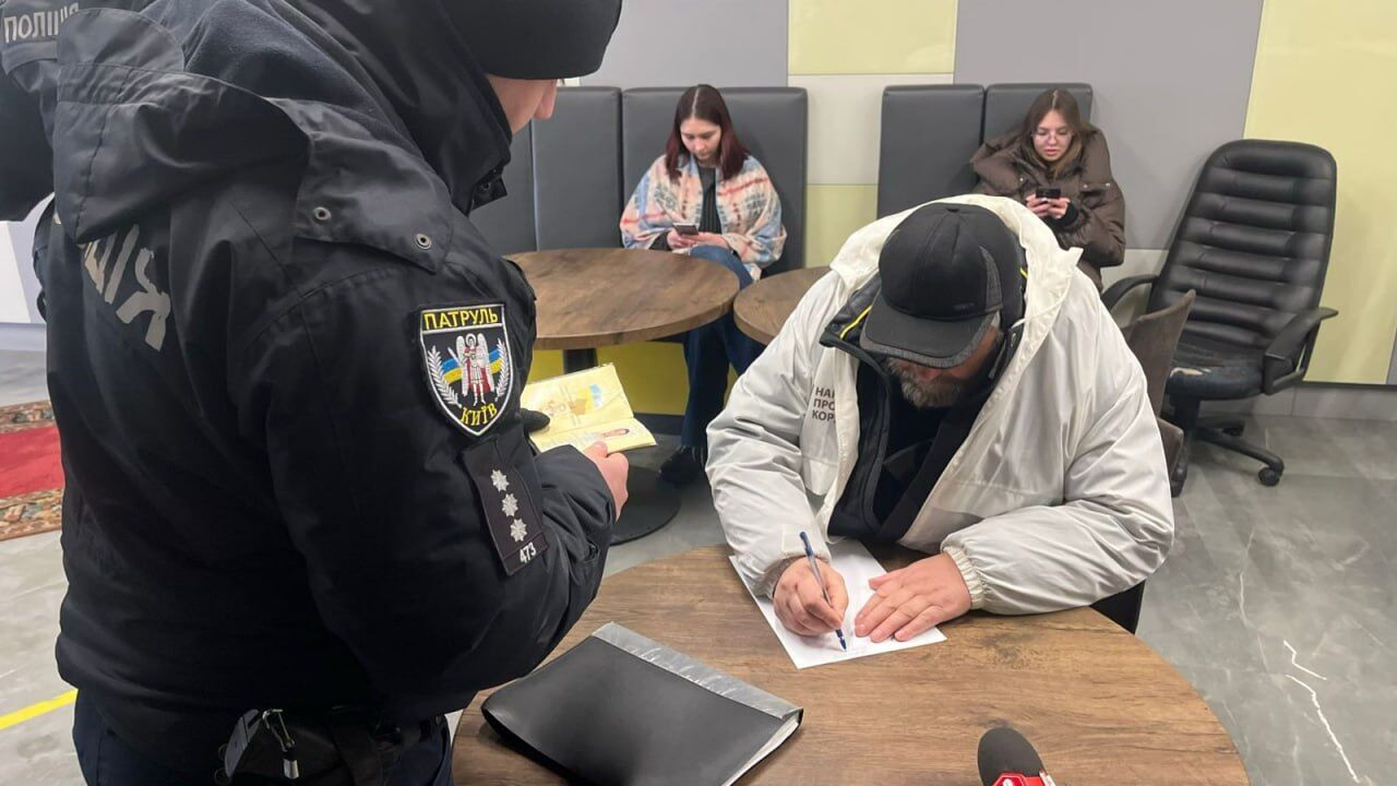 Аферисти під дахом ''Укрпрофоздоровниці''? У будівлі установи викрили шахрайський кол-центр на три поверхи