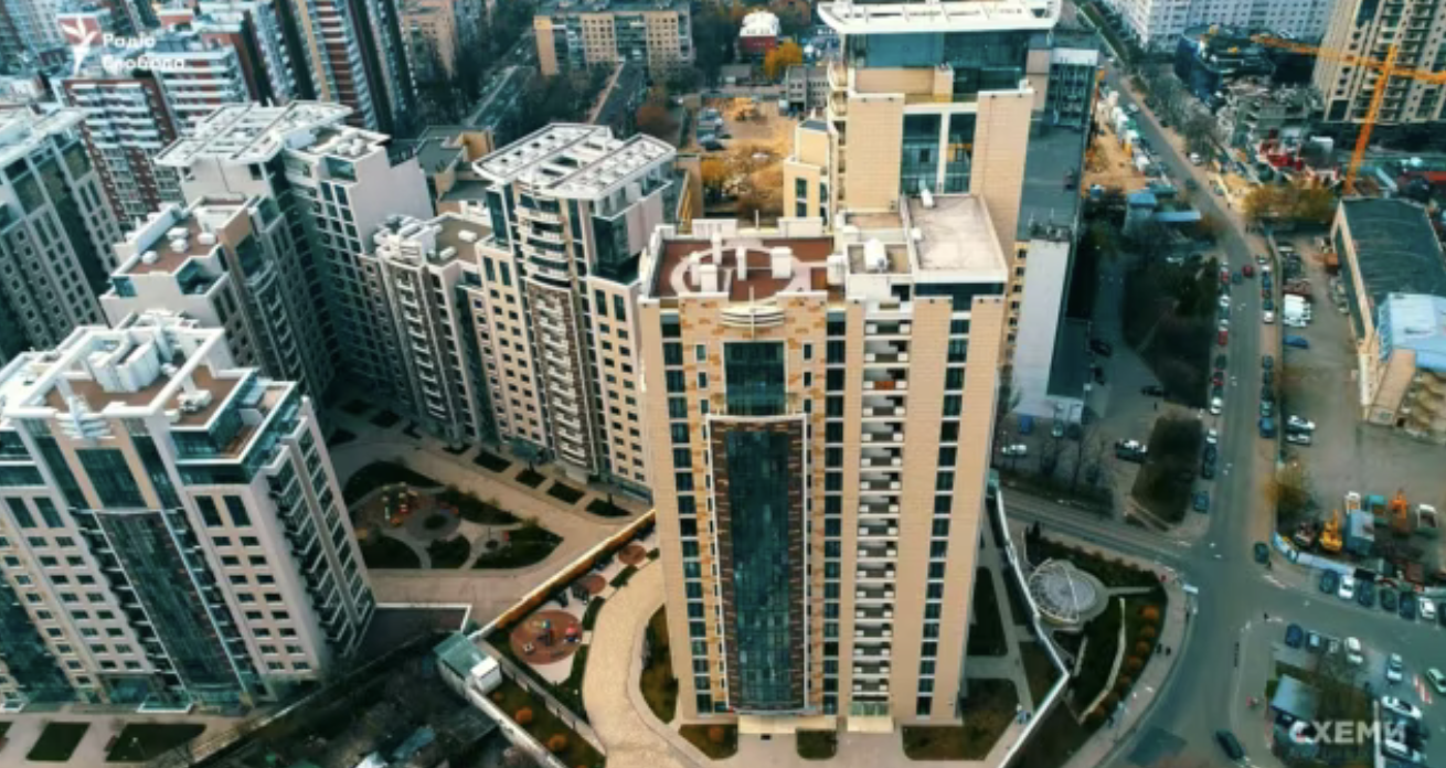 В 2021 году Комар стал владельцем апартаментов в ЖК ''Бульвар Фонтанов'' в центре Киева.