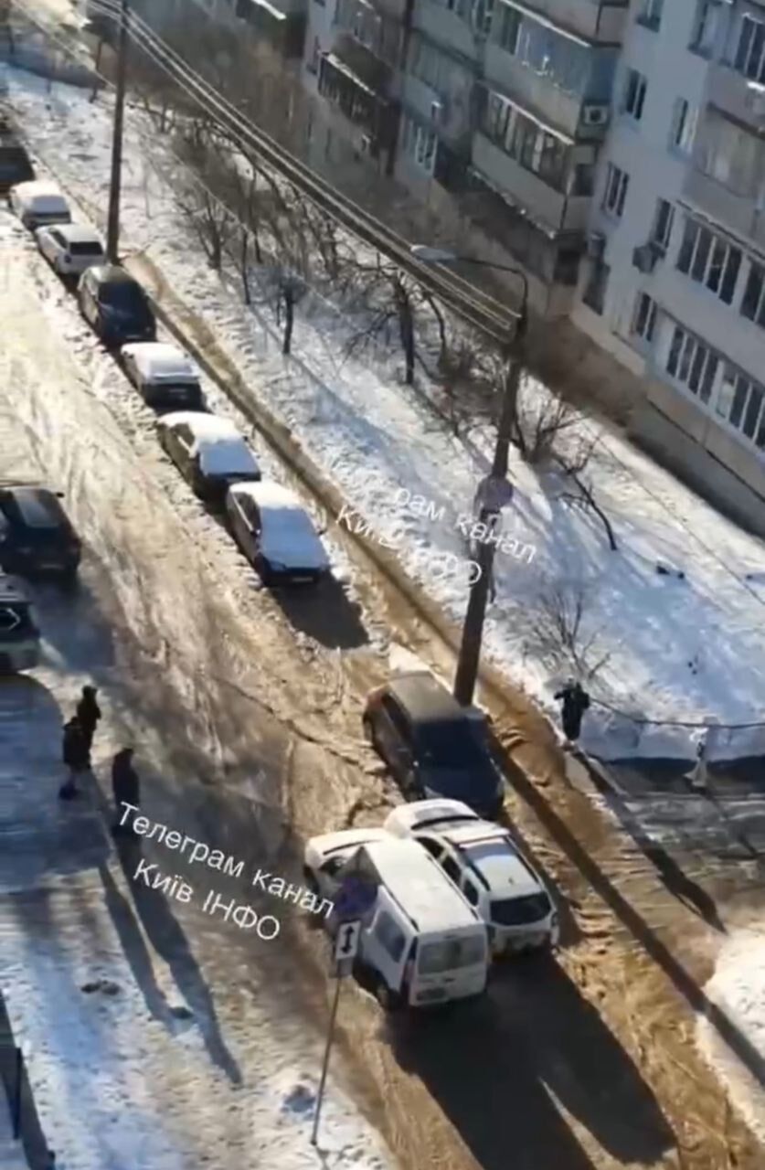 Авария на водопроводе в Киеве: улицы возле метро ''Политехнический институт'' покрылись льдом