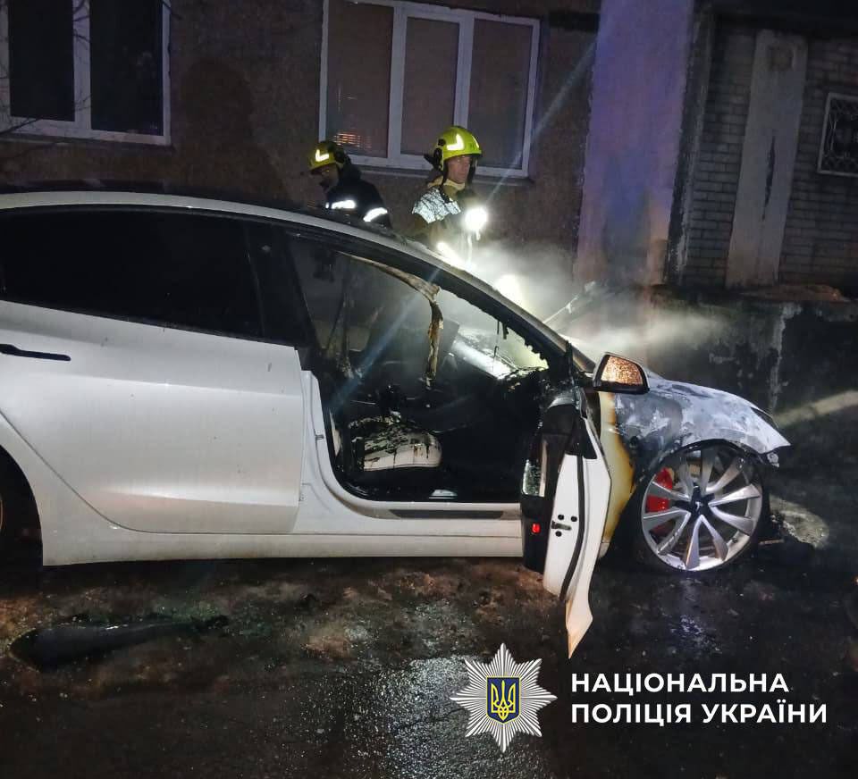 В Киеве задержали двух подростков, подозреваемых в поджоге Tesla по заказу врага